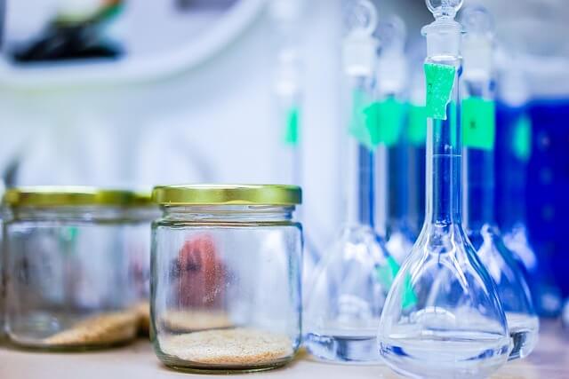 In powder mixing (e.g., for protein powders or drink mixes), a minute spray of MCT oil can be used to control dust, reduce particle segregation, and improve the cohesion of fine particles, making the powder flow more evenly and reducing waste and inhalation hazards